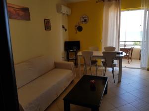 ein Wohnzimmer mit Sofa und Tisch in der Unterkunft Corfu Glyfada Menigos Resort 73 in Glyfada