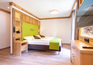 a bedroom with a bed and a desk at Zur Post in Bad Gastein