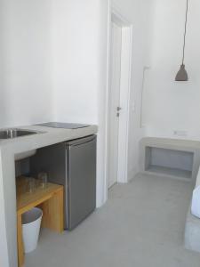 eine Küche mit einer Spüle und einer Arbeitsplatte in der Unterkunft White Loft in Chora, Ios