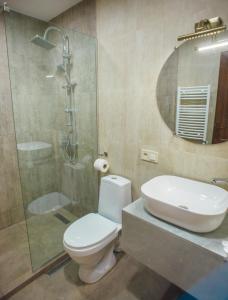 Bilik mandi di Hotel Almi