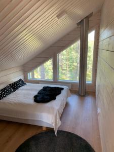 Tempat tidur dalam kamar di Villa LumiHelmi A & B