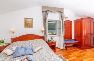 a bedroom with a bed and a window at Hotel Ostrea in Ston