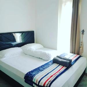 a bed with an american flag blanket on it at ZG Homestay Solo in Sumber