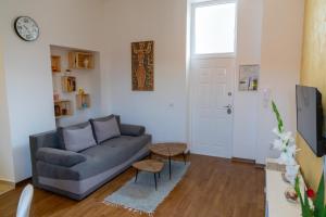 una sala de estar con un sofá y una mesa en Your ONE and ONLY, en Belgrado
