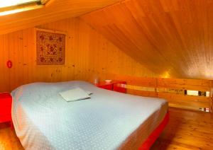 una camera da letto con letto in una camera in legno di Appartamento Le Pale ad Alleghe