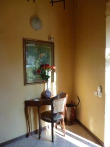 a dining room table with a vase of flowers on it at Eurotravel Bed And Car in Lastra a Signa