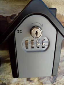 urządzenie elektroniczne z przyciskiem w obiekcie Casa Rural Penaquente w mieście Santa Marta de Ortigueira