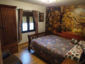 una camera da letto con un letto e un quadro sul muro di CASA VILLAVERDE DE RIOJA a Villaverde de Rioja