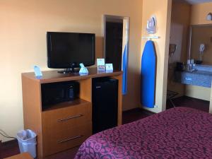 een hotelkamer met een bed en een flatscreen-tv bij Days Inn by Wyndham Franklin in Franklin