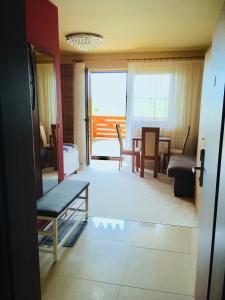 美國魯穆尼卡的住宿－Apartman I104 Velka Lomnica Golf Resort，客厅配有沙发和桌子