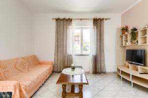 TV a/nebo společenská místnost v ubytování Apartment Marija + 14 fotografií