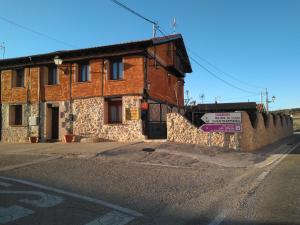 Apartamentos Turisticos Julia في Valdemaluque: مبنى فيه لافته امام شارع
