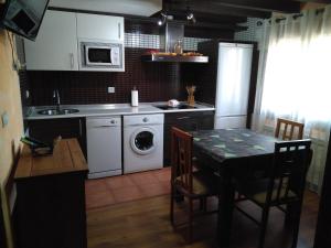 Virtuvė arba virtuvėlė apgyvendinimo įstaigoje Apartamentos Turisticos Julia
