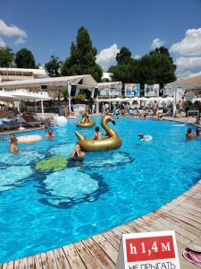 A piscina localizada em Odessa 3bedroom Deribas apartment ou nos arredores