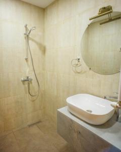 Bilik mandi di Hotel Almi