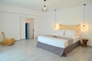 a bedroom with a large bed in a room at La casa de Verde in Péran Triovasálos