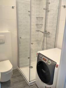 bagno con doccia e servizi igienici. di Apartament Kopa a Karpacz