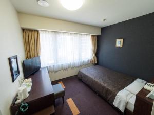 Un ou plusieurs lits dans un hébergement de l'établissement Hotel Shin Osaka
