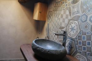 a bathroom with a black sink on a wooden table at Langa 4 Love in Novello