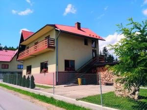 FalsztynにあるApartament Sokola Skałaの通路赤屋根の家