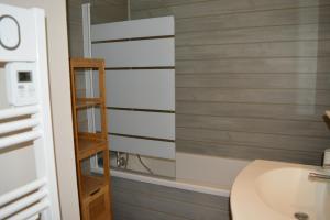 モルジヌにあるRESSACHAUX A3のバスルーム(トイレ、洗面台付)