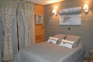 モルジヌにあるRESSACHAUX A3のベッドルーム1室(壁にシロクマの絵が描かれたベッド1台付)