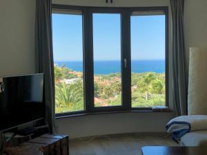 Magic Dream Seaview Villa Denia with 2 Pools, BBQ, Airco, Wifi TV 또는 엔터테인먼트 센터