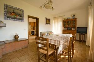 a dining room with a table and chairs at Relais Il Ciliegio in Sorano