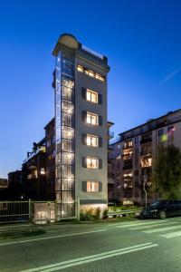 ein hohes Gebäude mit Licht in einer Stadt in der Unterkunft Sea Tower Torre Telemetrica Lido di Venezia in Lido di Venezia