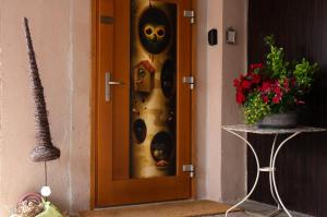 une porte avec une peinture de visages dans l'établissement Gîte Chez Dimanche, à Essert