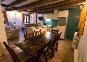 una cucina e una sala da pranzo con tavolo e sedie di Ca' Nal Apartments a Venezia