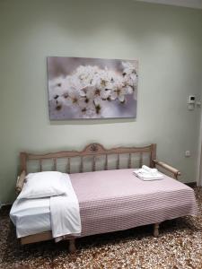 Posteľ alebo postele v izbe v ubytovaní Grandma's Chic & Bright Athenian home with a Patio
