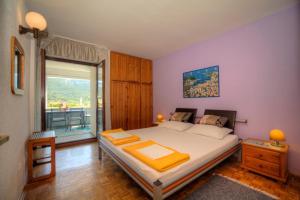 เตียงในห้องที่ Apartments Villa Rojnica