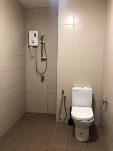 Un baño con inodoro y ducha en Shah City @ i-SoHo, en Shah Alam