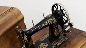 a sewing machine sitting on top of a wooden table at Haus Haslauer in Strobl