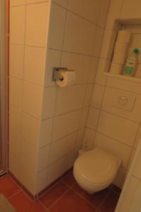 a bathroom with a toilet and a roll of toilet paper at Het Kunstenaarshuis in Kamperland