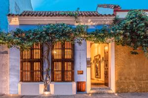 ein Haus mit einem Baum davor in der Unterkunft Hotel Boutique Santo Toribio in Cartagena de Indias