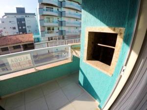una ventana de un edificio con vistas a un balcón en Apartamentos em Bombas, en Bombinhas