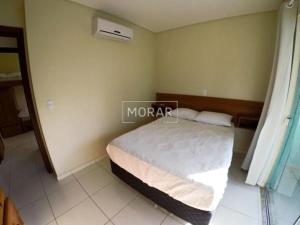 1 dormitorio con 1 cama en la esquina de una habitación en Apartamentos em Bombas, en Bombinhas