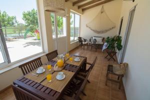 a dining room with a table and chairs with orange juice at L' Espiga - Casa Rural in Deltebre
