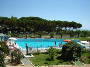 Bazén v ubytovaní Elena Club Resort alebo v jeho blízkosti