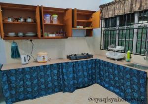 a kitchen with a pool in the middle of a room at Syaqisya Homestay in Seri Manjung