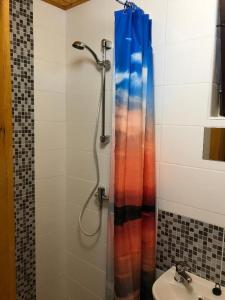 y baño con ducha y lavamanos. en RS Dobrota, en Staré Splavy