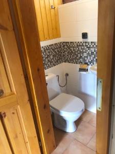 un piccolo bagno con un water e un lavandino di RS Dobrota a Staré Splavy