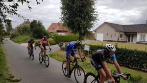 Drei Leute fahren mit ihren Fahrrädern die Straße hinunter in der Unterkunft Vakantiehuis in Vlaamse Ardennen in Zottegem