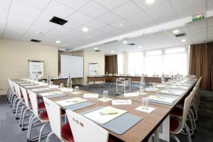 パリにあるCampanile Prime Paris 19 - La Villetteの大きな会議室(長いテーブルと椅子付)