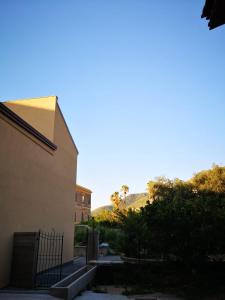 einen Blick auf ein Gebäude mit einem Hügel im Hintergrund in der Unterkunft CASA GIULIETTA in Vico Equense