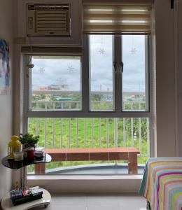 okno z ławką siedzącą przed nim w obiekcie Tagaytay Prime Residence -Cityland w mieście Tagaytay