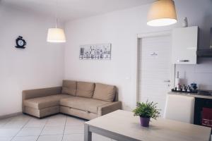una sala de estar con un sofá y una mesa en Pisacentro Guest House, en Pisa