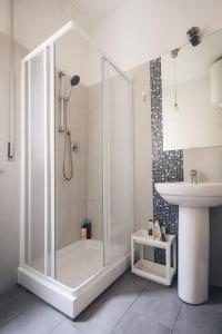 un baño con ducha y lavabo en Pisacentro Guest House, en Pisa